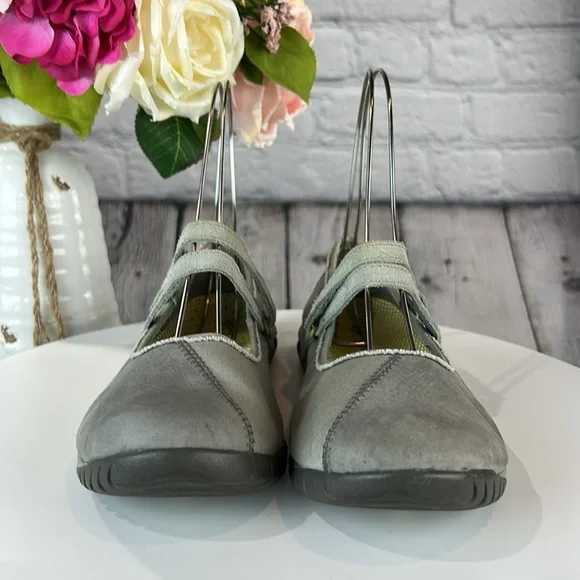 COLUMBIA Gray Suede & Canvas Mary Jane Tech Lite Omni-Grip Hiking Walking Flats - Picture 6 of 17